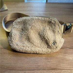 EUC lululemon Everywhere Belt Bag 1L Plush Fleece